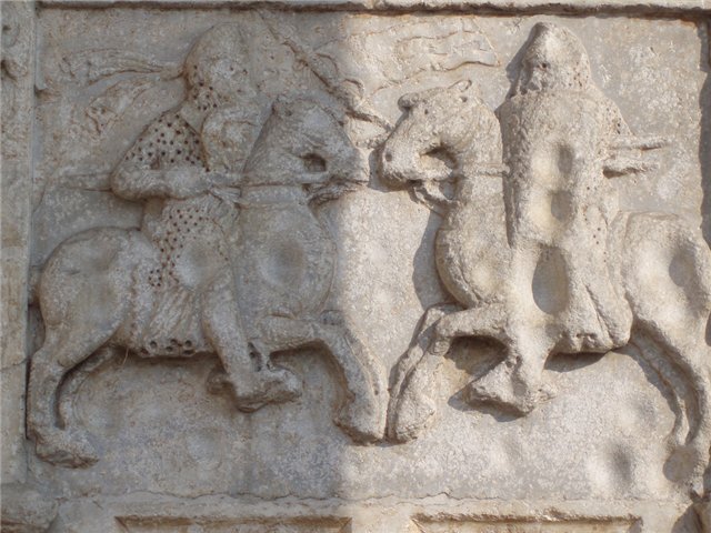 Мраморный барельеф церкви Сан-Дзено (Верона). По одной версии, рельефы изображают дуэль короля Теодориха и Одоакра, первого римского правителя-варвара. https://www.infrance.su