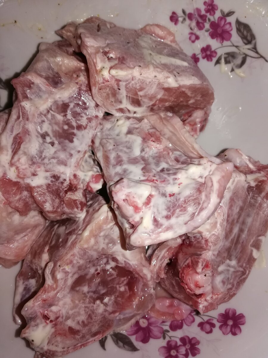 Мариную курицу, взял 2 бедра, порезал на куски, обмазал майонезом и специями. 