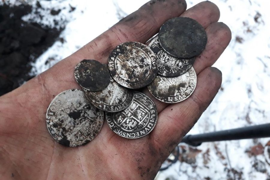 Коп кладов с металлоискателем. Находки кладов монет старинных. Монеты находки копателей. Находки монет металлоискателем.