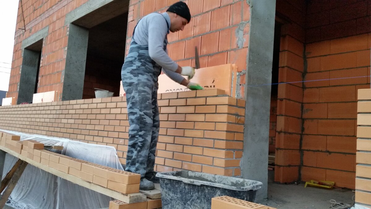 Кирпичный дом имеет много преимуществ по сравнению с панельно - каркасным домом. Он более пожаробезопасен, устойчив к различным стихийным бедствиям, кирпичные дома имеют более высокие теплоизоляционные свойства, более эффективную звукоизоляцию.  