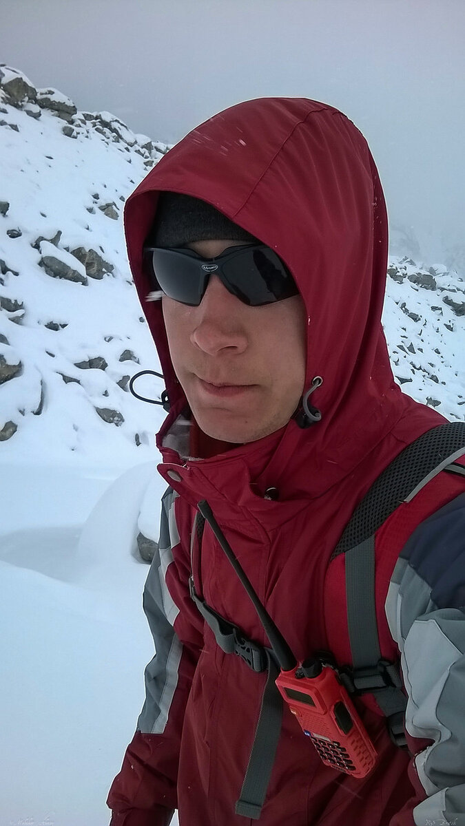 Несмотря на непогоду, настроение "боевое", идти легко - постоянно всех обгоняем