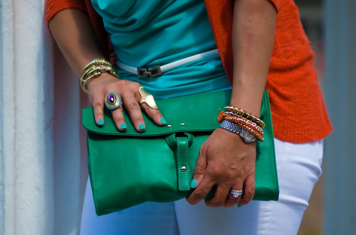 Для того, чтоб научиться правильно сочетать цвета в одежде, прежде всего, нужно понимать, для чего нам это необходимо. Вопрос в том, что, каждый из нас стремится к гармонии, практически каждому из нас хочется произвести приятное впечатление на окружающих. Потому, выглядеть гармонично - важно. А умение одеться со вкусом и правильно подобрать цветовое решение, как нельзя кстати придется для завершения полноты картины идеального образа.