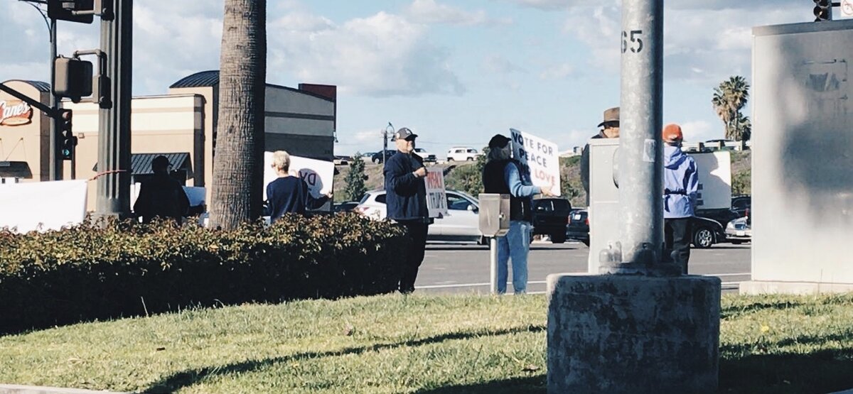 Водитель одной из проезжавших машин стал что-то громко кричать этим людям. Судя по его тону, явно недоброе