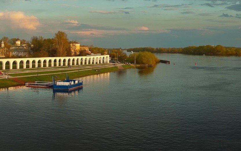 Великий Новгород на берегу Волхов.