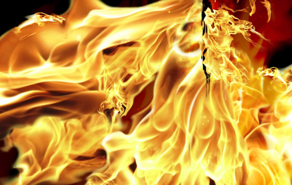 Смерть многолика, но кошмарный феномен спонтанного возгорания людей стоит особняком. Судите сами: человек вспыхивает без всяких на то причин, а буквально через секунды от него остаётся только горсть пепла. Такие случаи крайне редки, но известны с древних времён. Ещё в папирусах, найденных во время раскопок в Фивах (столица Верхнего Египта), описано, как жрецы превращались в пылающие факелы. Такая страшная смерть долгое время считалась заслуженной .