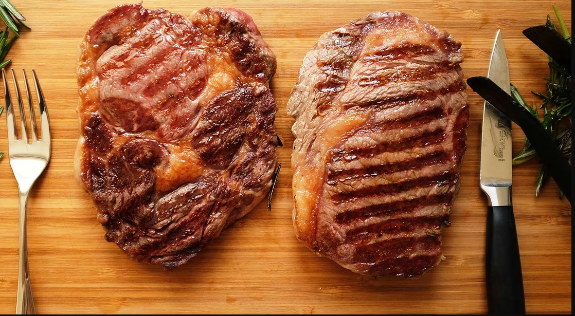 Recepty na šťavnatý a neuvěřitelně chutný steak ze středního hovězího masa. Naučte se správně smažit hovězí steak. Produkty (pro 2 porce)
Hovězí maso - 500 g
Sůl
Mleté černé pepř
Spice
Rostlinný olej
Připravte přísady pro přípravu hovězího steakového pekáče.
Maso se rozřezává na 2 části. Maso nakrájejte na velké kusy o hmotnosti asi 250 g.
Mírně porazíme hovězí maso s kuchyní.
Ze všech stran tukujeme rostlinným olejem.
Na horké pánvi pro grilování položte hovězí steaky.
Posypeme solí, pepřem a kořením, smažíme 3-4 minuty na středním ohni. Teplota steaku by neměla překročit 60 stupňů.
Otočte a smažte hovězí steaky na další 3-4 minuty.
Hovězí steak připravený na střední úroveň! Dáte odpočinek 7 minut.
Středně pečené maso obsahuje na krku méně krve a šťávy, ale v samém srdci steaku je stále jasně červená, vnější je šedohnědá.
Bon appetit!