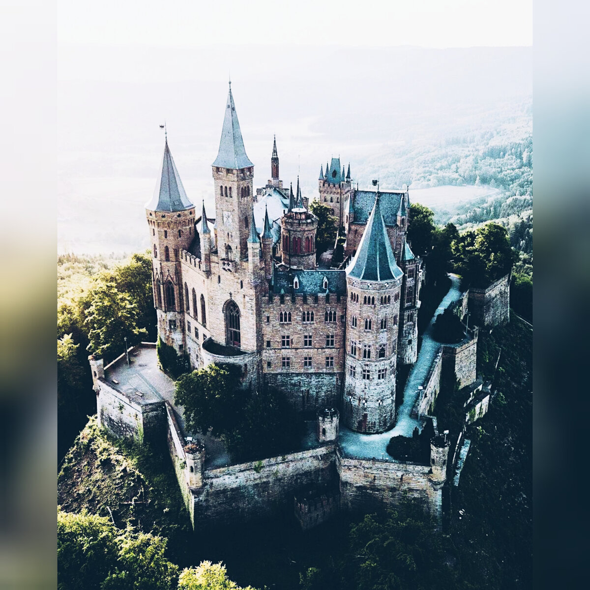 Замок Гогенцоллерн на вершине одноименного холма