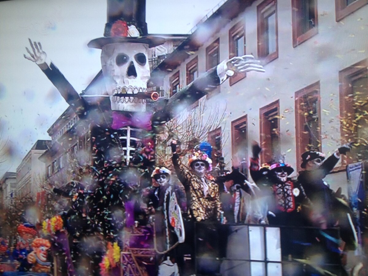 Традиционные фигуры карнавала -  мертвецы и всякая нечесть.