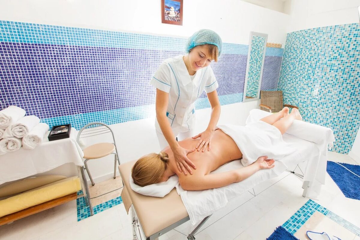 Family massage. Family Spa Porto mare, Алушта. Оздоровительные процедуры. Спа в санатории. Люди в санатории отдыхают.