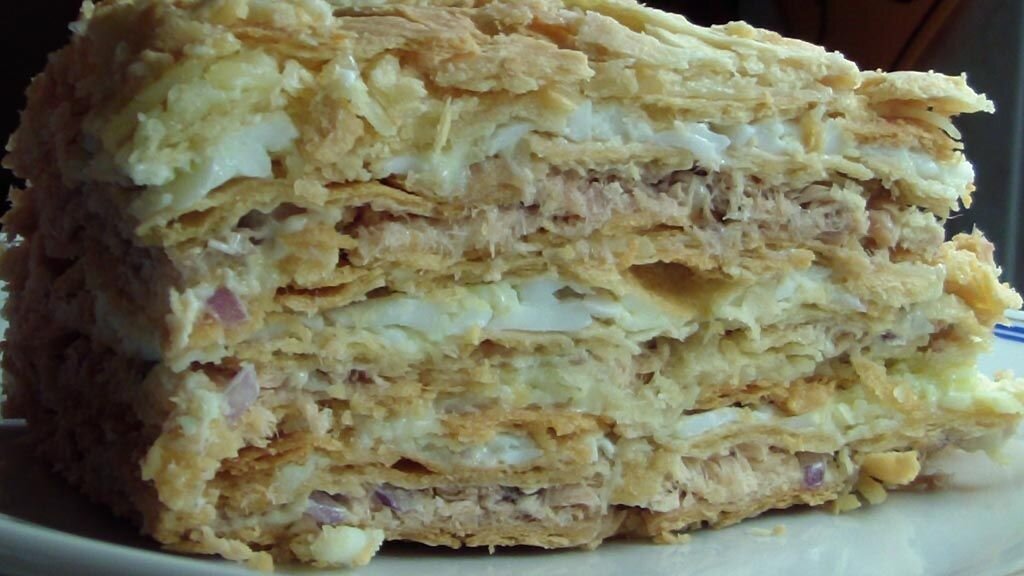 Мясной торт из слоеного теста