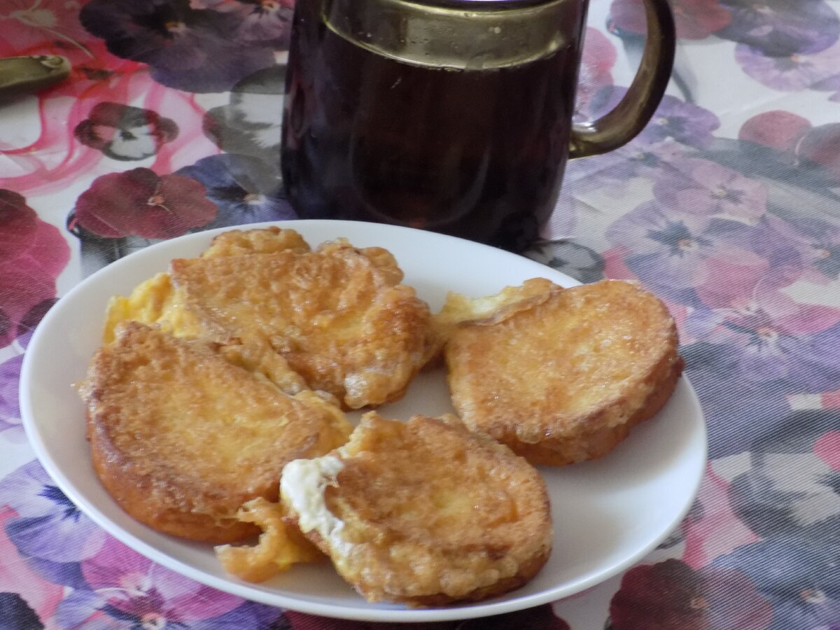 Гренки с яйцом на сковороде. Гренки с сыром и яйцом на сковороде. Гренки из батона с яйцом и молоком на сковороде. Гренки с яйцом и молоком на сковороде. Гренки с яйцом без молока на сковороде