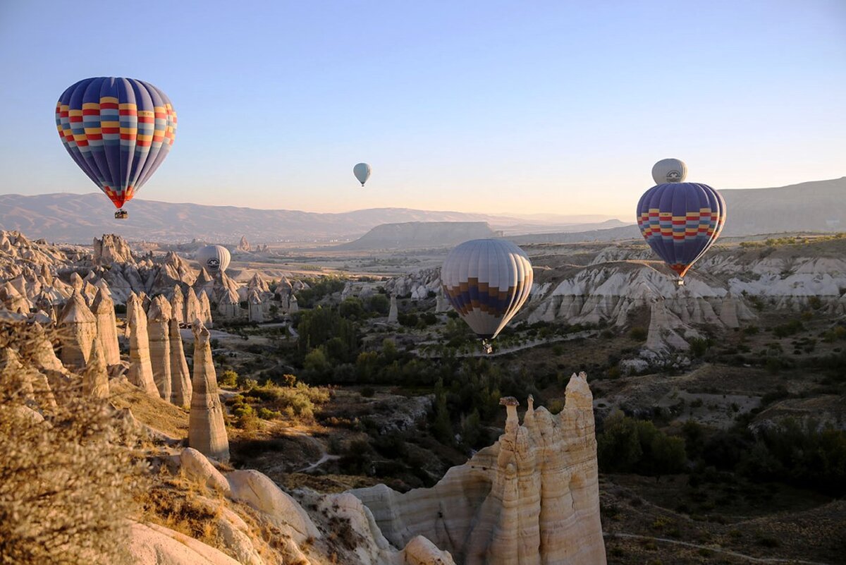 Поездка на шаре. Каппадокия. Фестиваль воздушных шаров в Турции Каппадокия. Каппадокия флаг. Каньон Каппадокия.