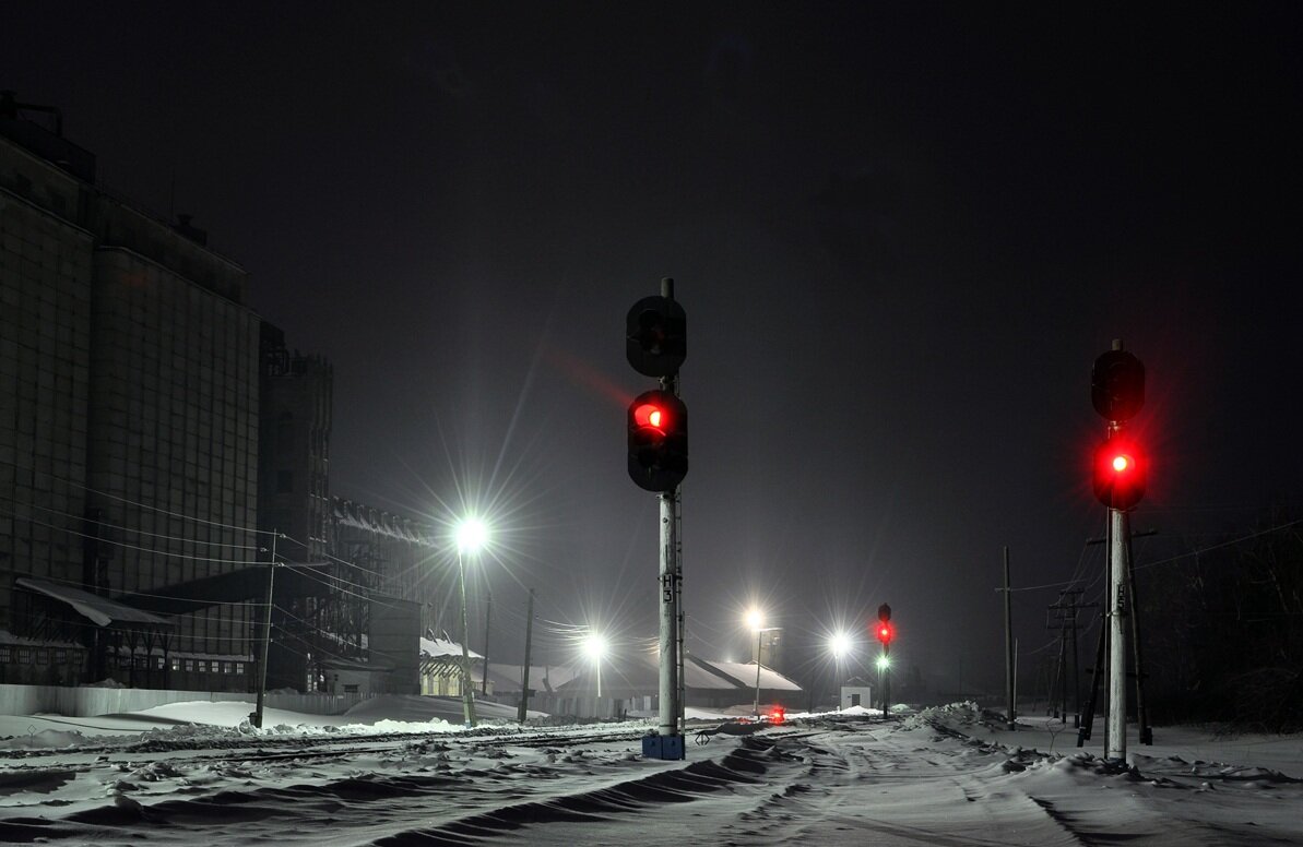 Жд светофор. Железнодорожный светофор. Железнодорожный свето. Ночной светофор.