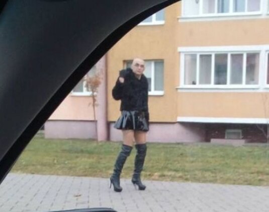 Мужчина в юбке и на каблуках гуляет по городу