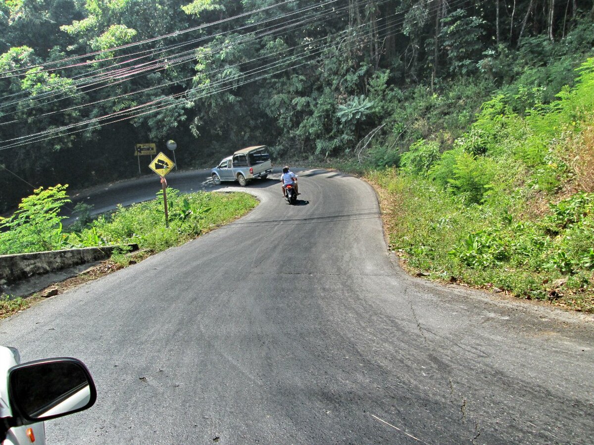Любимое всеми место, где раскладываются по несколько раз в день. Ко Чанг, спуск к Lonely Beach. Некоторые проходят его с байком в руках. Вообще - Ко Чанг - это последнее место в Таиланде, где вам стоит учиться водить, запомните это! )