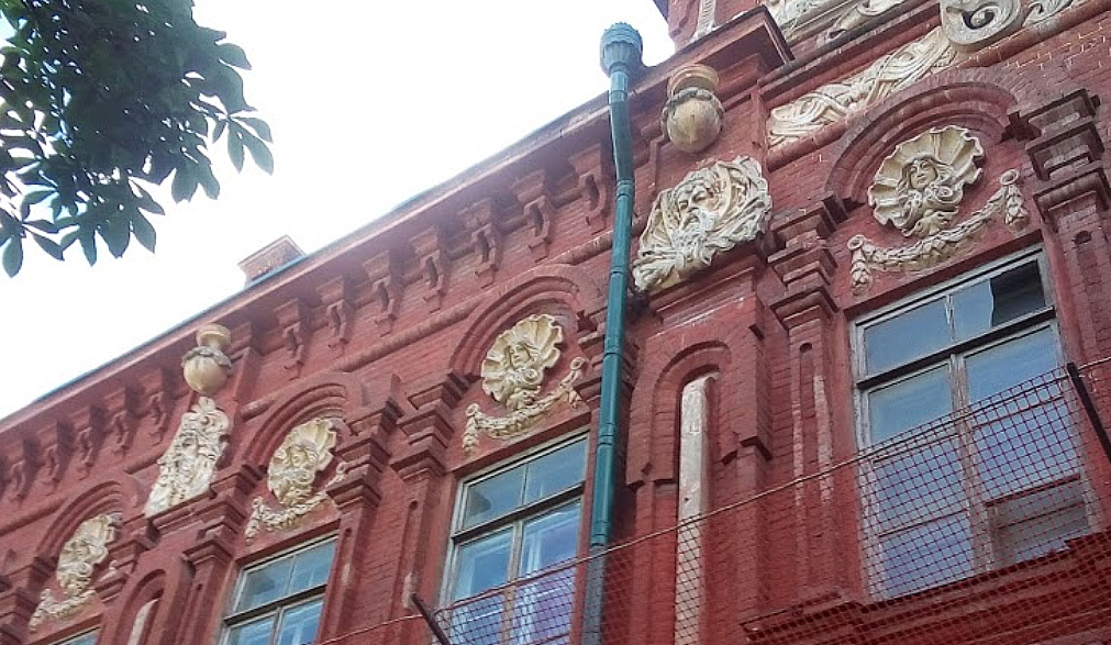 Барельефы на стенах старого здания казачьего театра