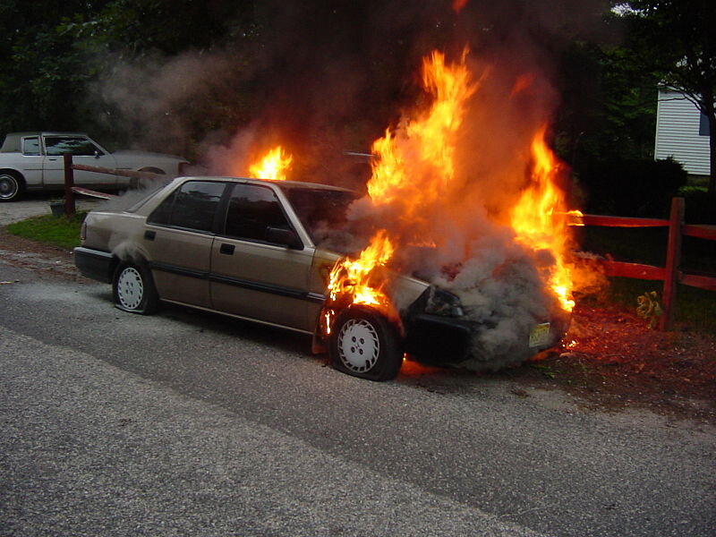 https://upload.wikimedia.org/wikipedia/commons/thumb/8/84/Car_fire_6.24.2004-1.jpg/800px-Car_fire_6.24.2004-1.jpg