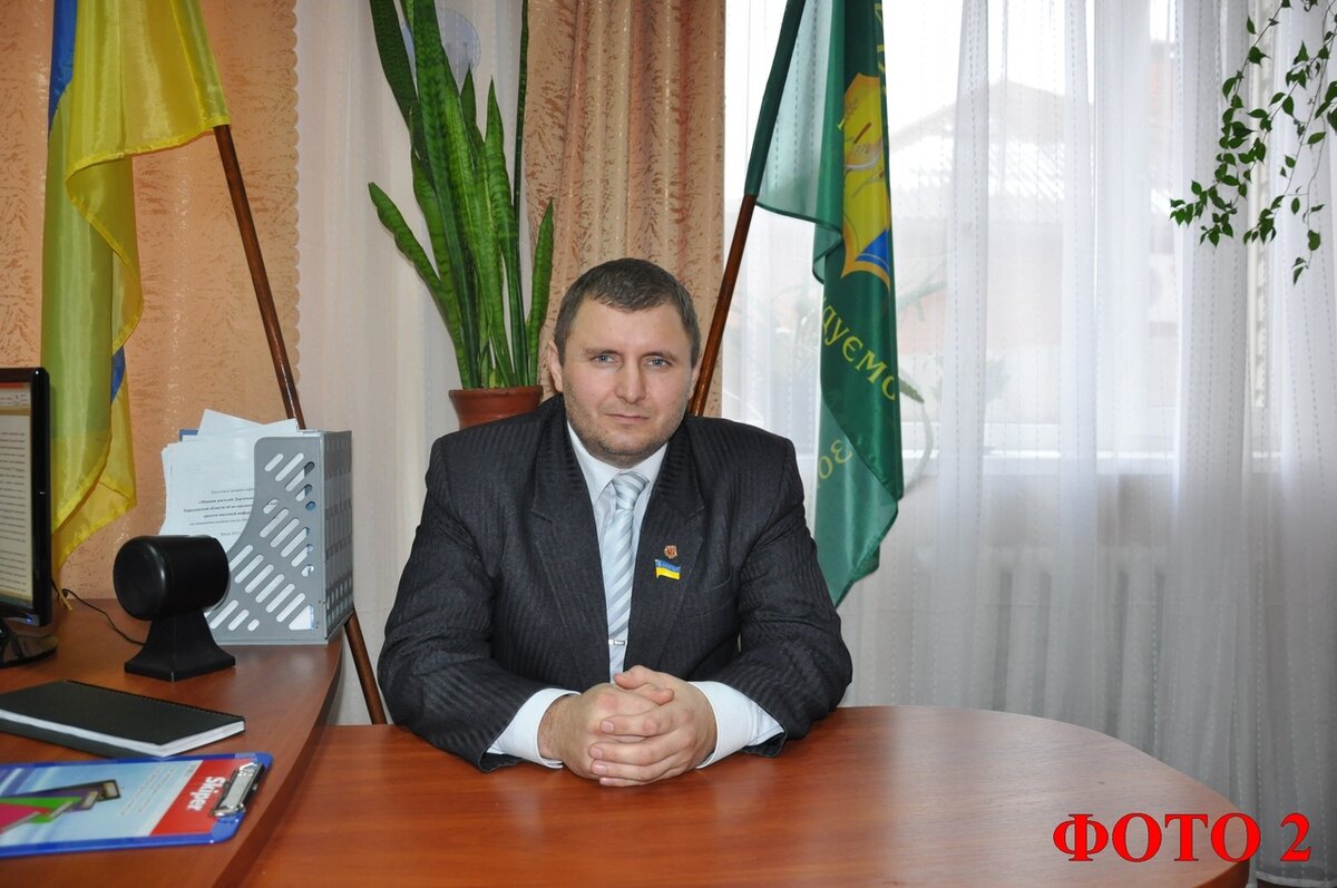 Знаком с "Батей Харьковским" (Вяч. Губиным) и плохо отношусь к нему.
  Не только потому, что он лакействовал у Захарченко под Заводеевым:  таких в Донецке достаточно. Просто из личного общения сложилось  устойчивое впечатление - и не только у меня, что Губин - примитивный  человек,  к тому же жестокий и бессовестный. Уж не знаю, какая там у  него реальная биография (в любом случае, четверти века служения  Донбассу, как у меня, у него нет). Но в личном общении - еще раз! -  господин показал себя примитивом.