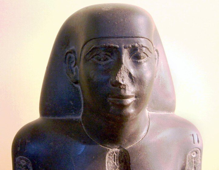 Без носа фараон Псамметих II выглядит несколько грустно, Википедия