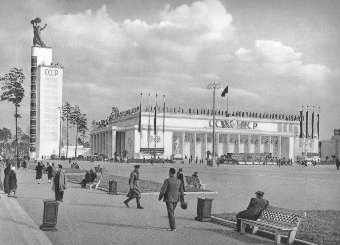 Скульптура 1939 года на постаменте перед Главным павильоном ВСХВ