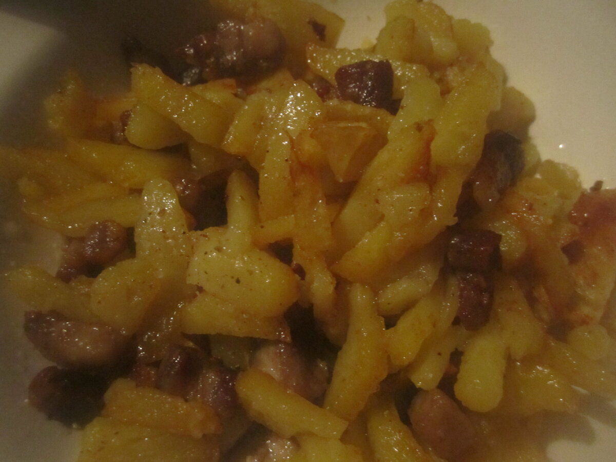 Просто приготовить и вкусно съесть.

Из картофеля можно приготовить огромное множество вкусных блюд.
Жареная картошка с мясом одно из них.
Ну кто откажется от жареной картошки с мясом?
Способ приготовления прост и по-этому привлекателен для многих хозяек.

Нужно взять глубокую сковороду,с толстым дном (хорошо,если это чугунная сковорода),чтобы было удобно перемешивать.
Налить растительное масло,чтобы только смазать сковороду.С мясных кусочков растопится жир и как раз жира будет достаточно для хорошей прожарки.
