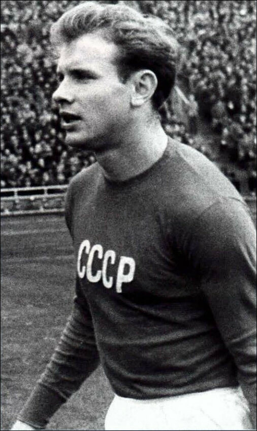 Эдуард Стрельцов в матче за сборную СССР