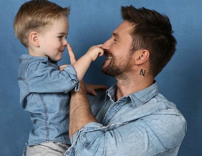 Лазарев воспитывает сына