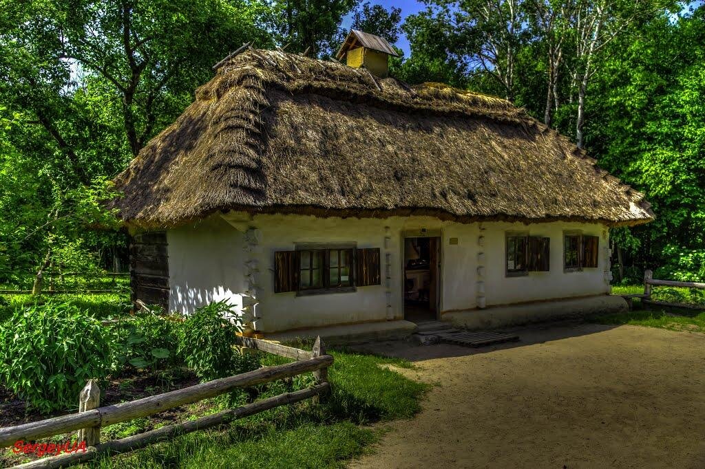 украинская изба мазанка. традиционное жилище мазанка украина. традиционное жилище мазанка украина. хаты мазанки в украине в 17 веке. жилище украины.