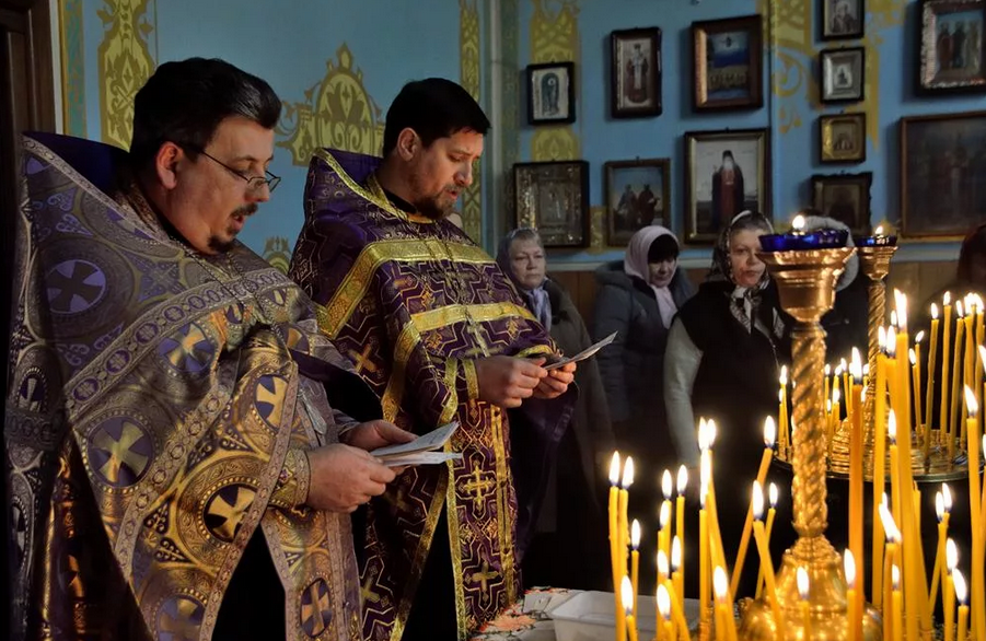 Священник на исповеди 8 букв