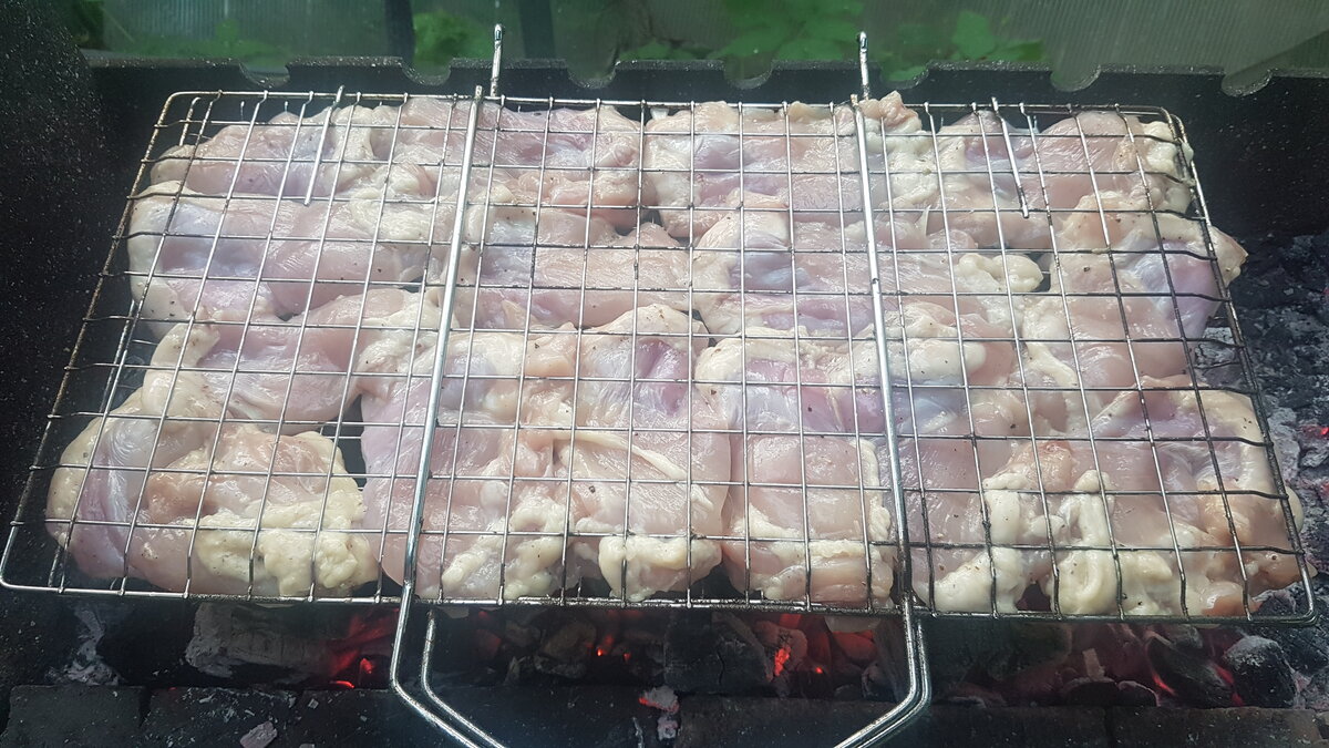 Важно выложить филе полностью развернутое. Не складывайте его - не прожарится.