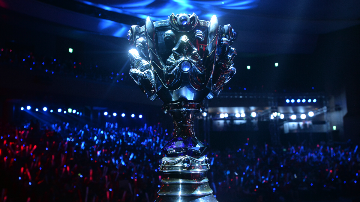 Кубок с чемпионата 2014 года по League of Legends