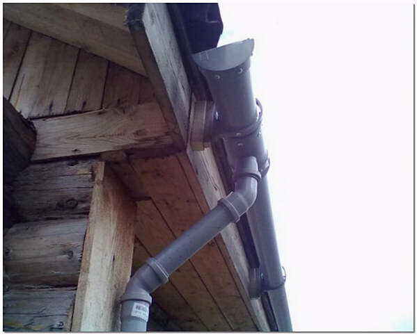 Водосток для крыши из канализационных труб ПВХ.