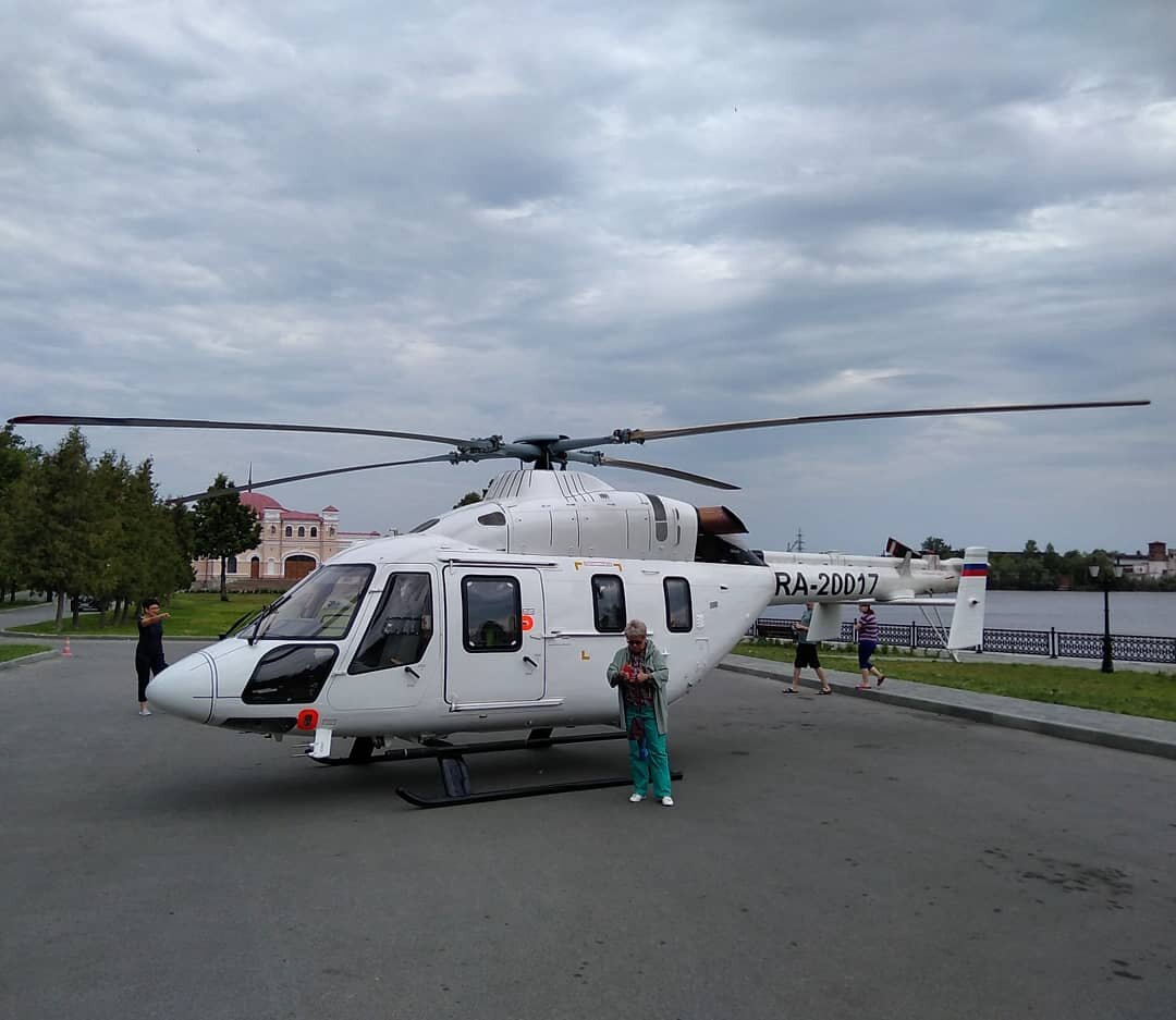 Вертолёт Ансат с бортовым RA-20017 на набережной Кыштымского пруда, на парковки возле Кыштымского Народного Дома.