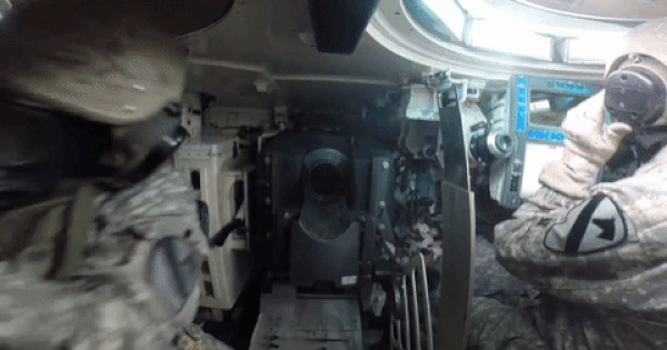Заряжающий танка M1 Abrams