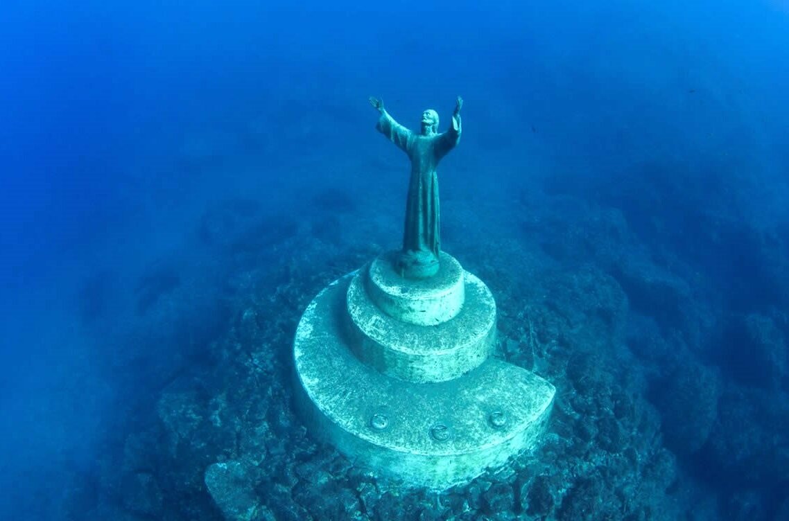 Источник фото: https://consejerosviajeros.com/wp-content/uploads/2017/06/0.Portada-Buceo-en-Portofino-Cristo-del-Abismo3.jpg