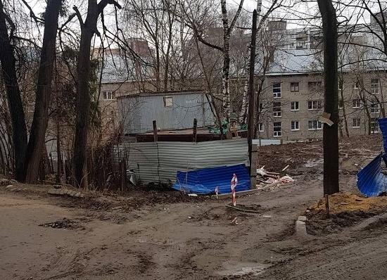  Разрешение на строительство министерство отозвало после получения соответствующего обращения из прокуратуры Нижегородской области. Причиной отзыва стали нарушения законодательства, допущенные при согласовании проекта строительства. В частности, было установлено, что застройщик не предусмотрел необходимых мер по защите расположенных на участке объектов культурного и археологического наследия, а также зеленых насаждений.  
