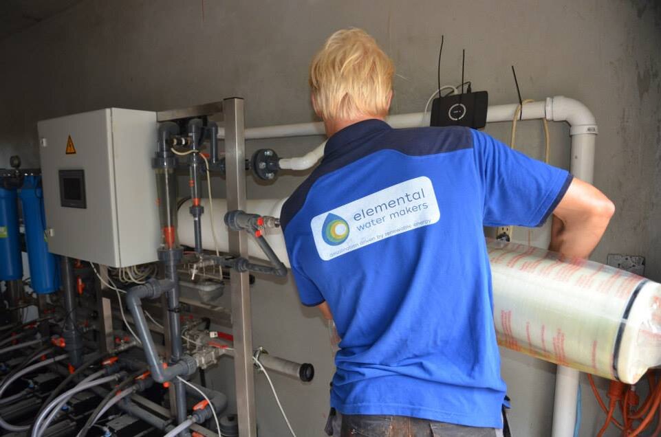 Система EWM помогает экономить 8 кВт/ч энергии на каждый кубический метр воды, ведь в ее основе – только возобновляемые источники. При этом расход воды при работе опреснителя сокращается на 70%, а точка окупаемости достигается всего через 4 года. Стоимость куба воды при этом снижается с 5 до 1–3 евро за куб. м.