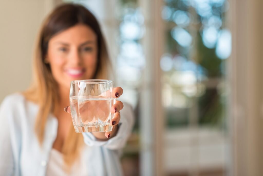 Давать ли воду. Девушка со стаканом воды. Девушка пьет стакан воды. Девушка сос токаном воды. Девушка пьет воду.