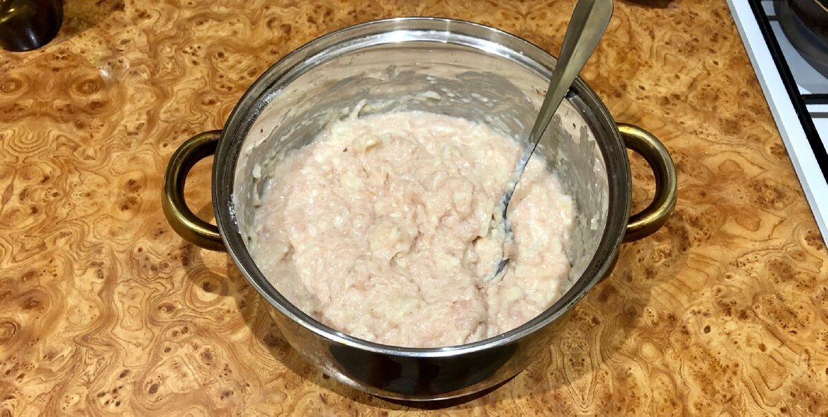 Тесто не должно быть жидким, оно должно лениво сползать с ложки.