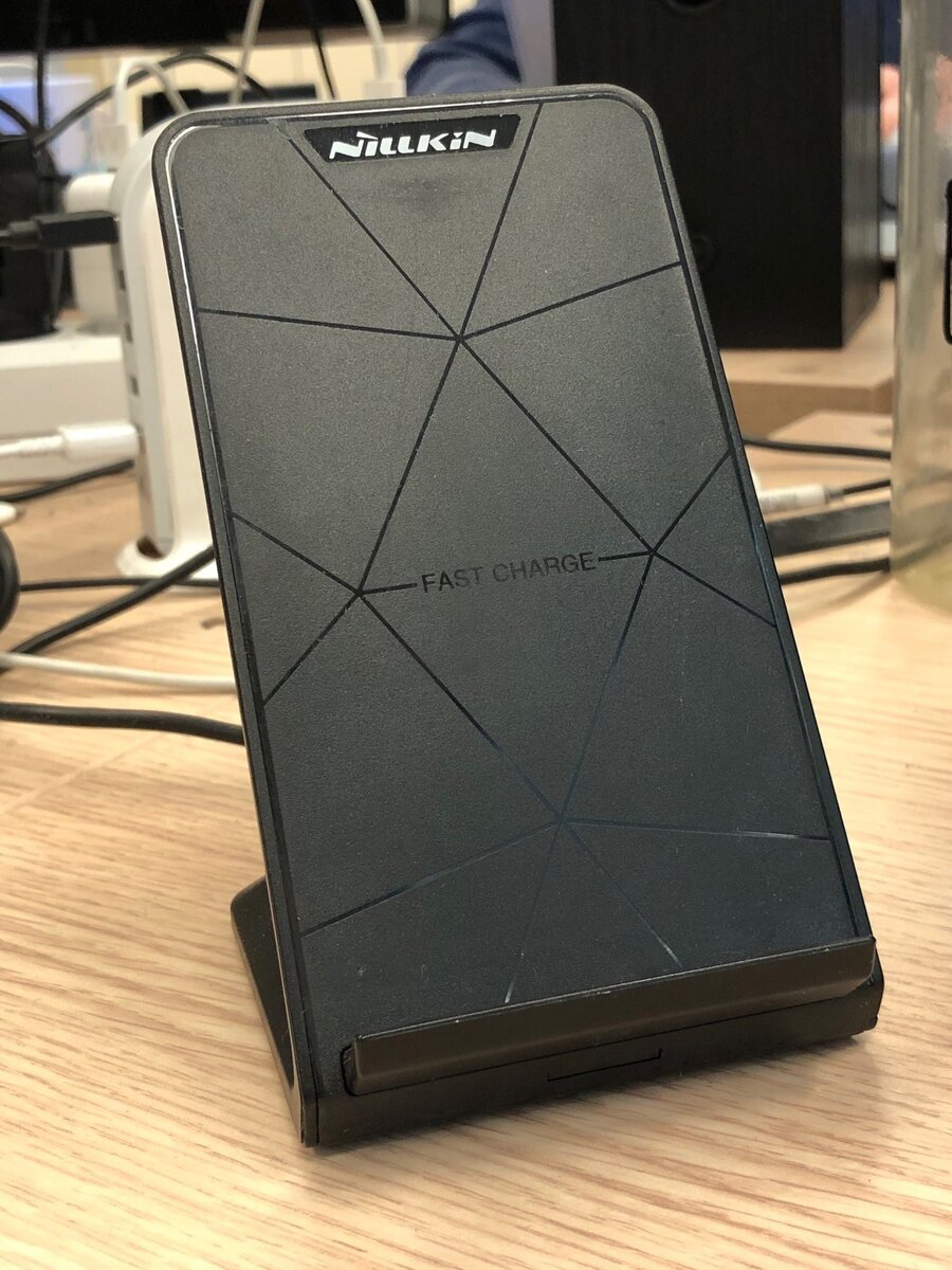 Стоячая беспроводная зарядка (фото из личного архива автора)