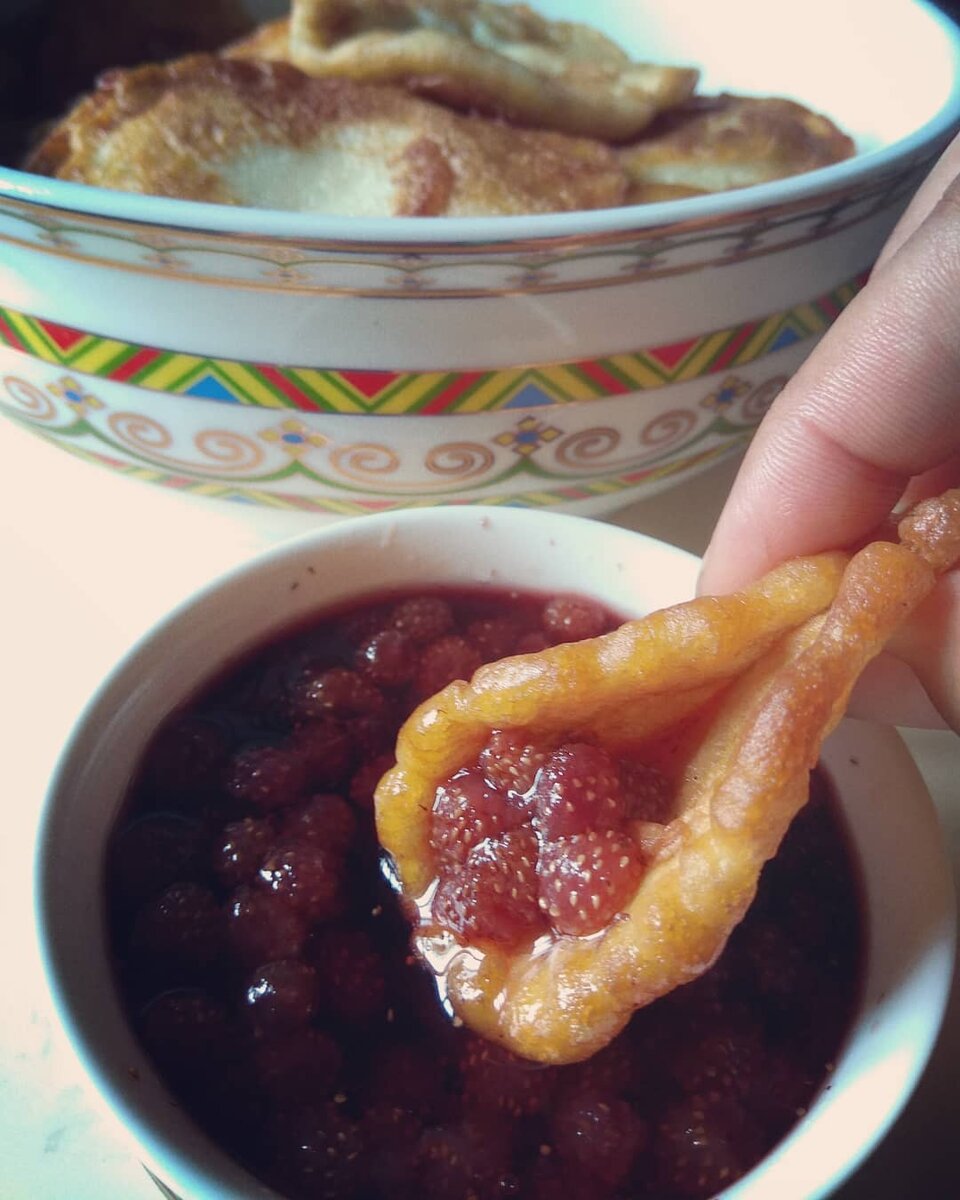 Оладьи с домашним земляничным вареньем