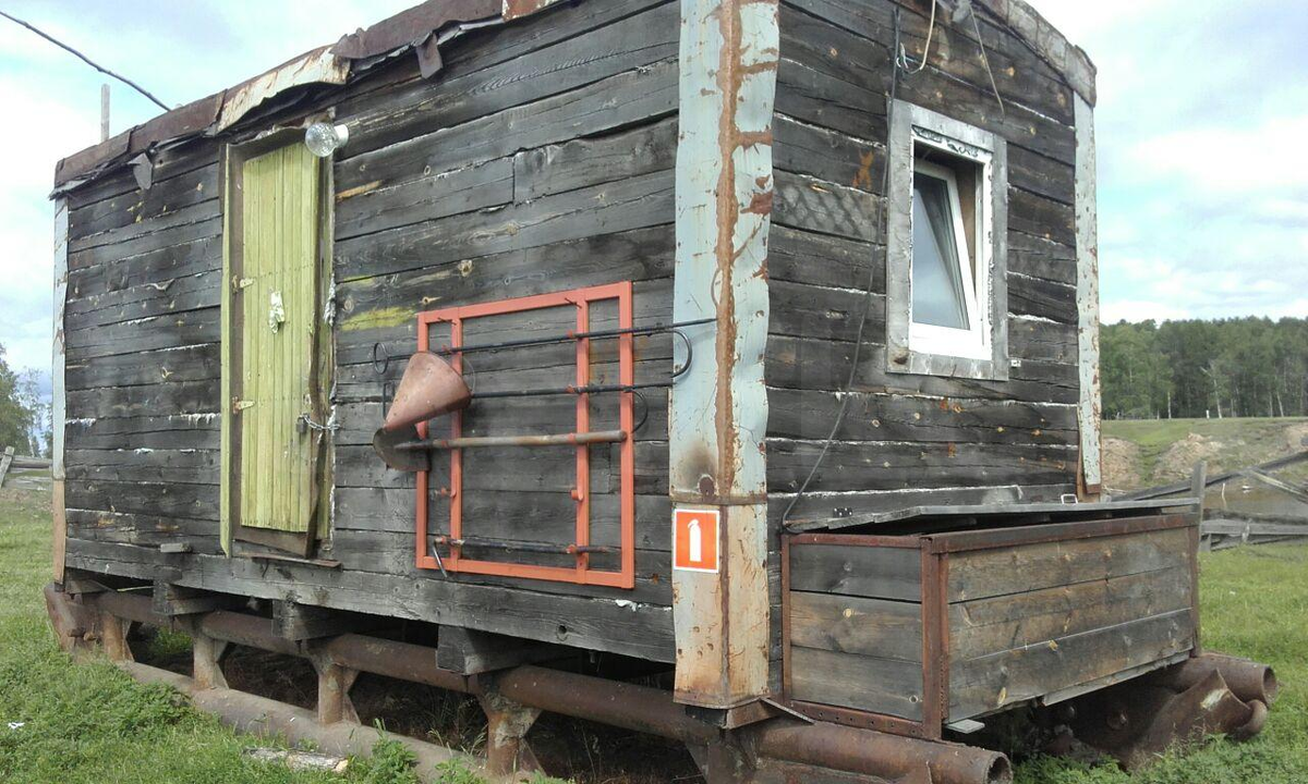 Дом на полозьях 5 букв. Балок вагончик. Балок на севере. Балок жилой. Вагончик бытовка на санях.