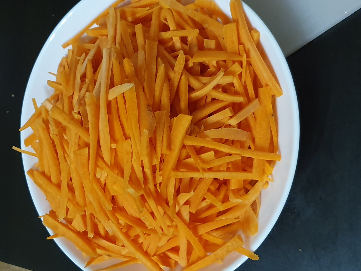 Морковь нарезать соломкой