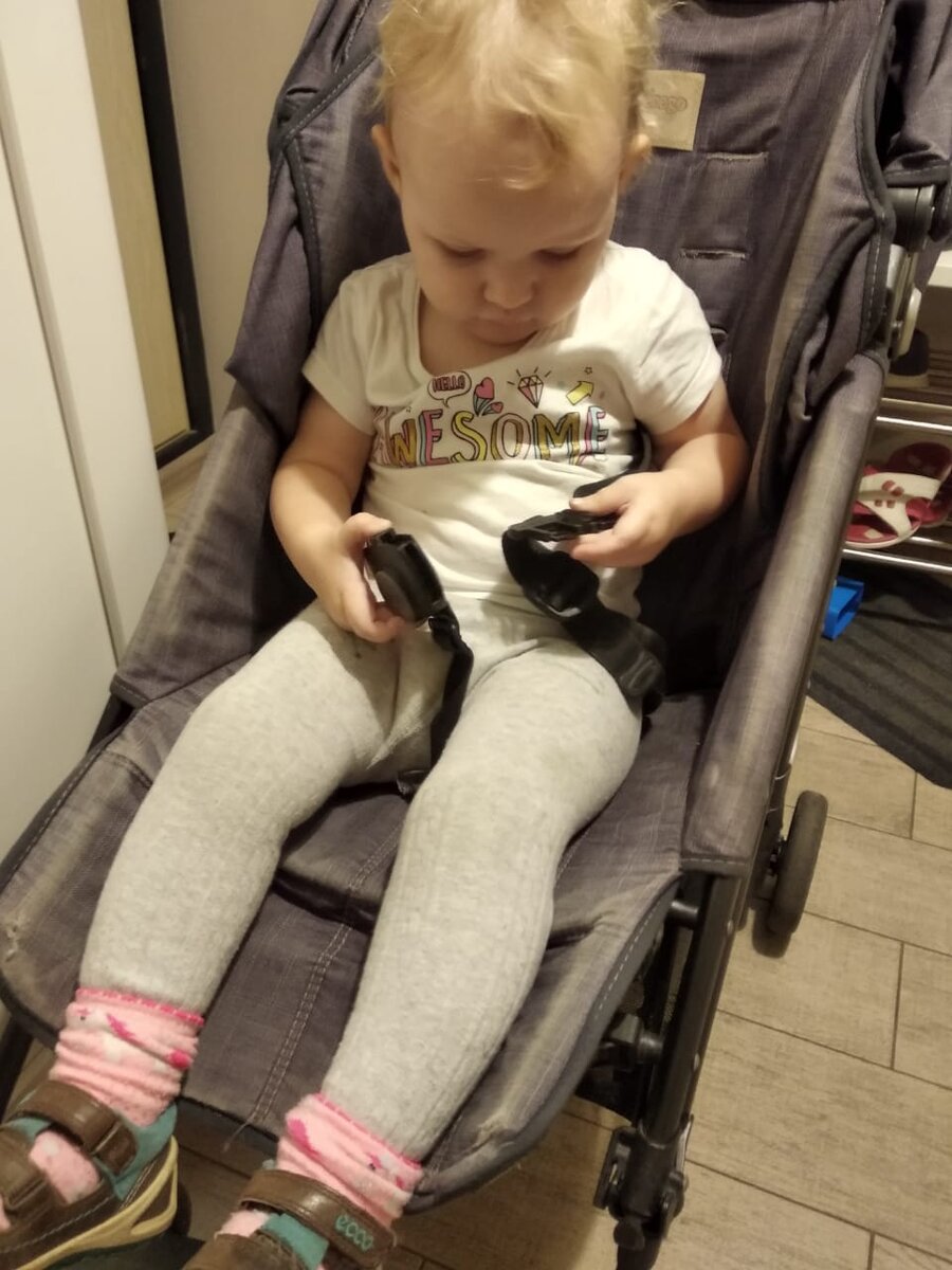 Здесь дочке год и восемь. Про аналогичную фотку мне всерьез писали, что ребенок уже слишком большой для коляски.