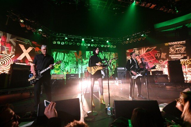 Beck и St.Vincent на вокале. Слева, крупным планом Пэт Смир