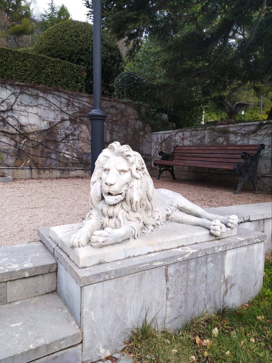 На территории много скульптур львов из разных материалов и разных авторов.