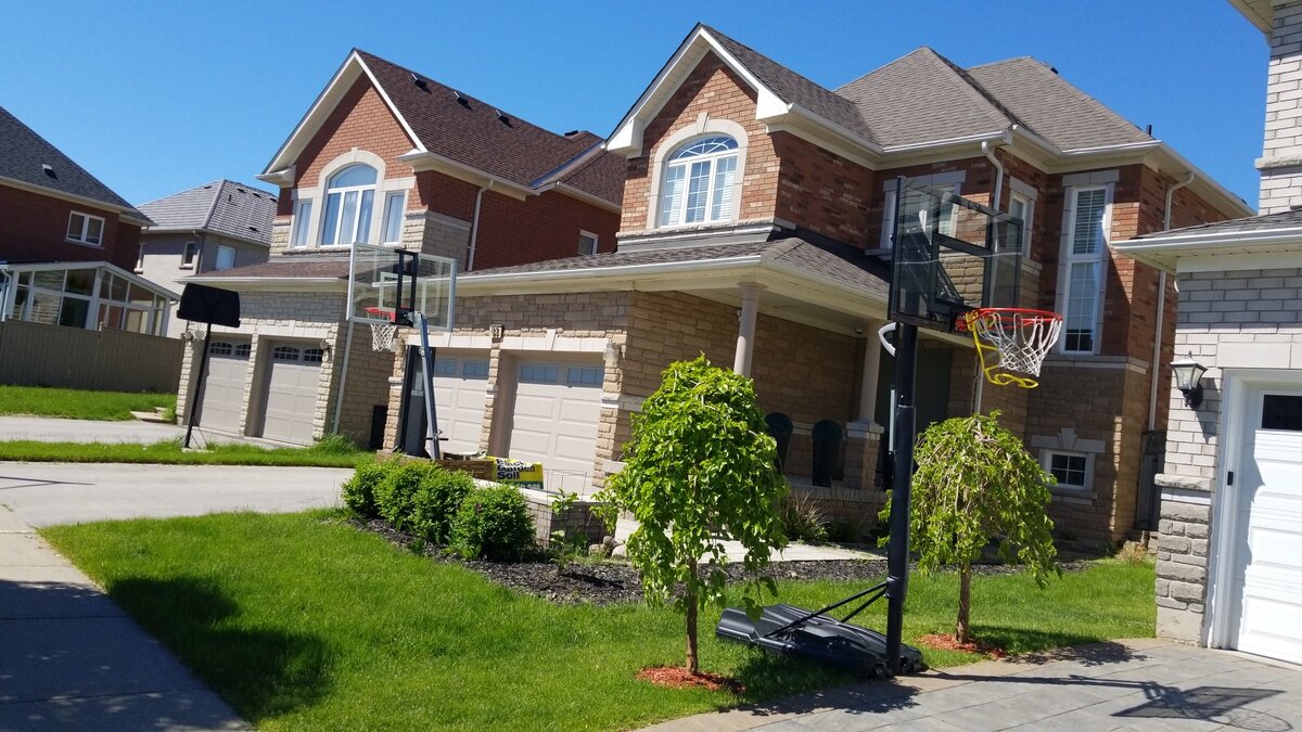 Так выглядят типовые отдельно стоящие дома в наших краях