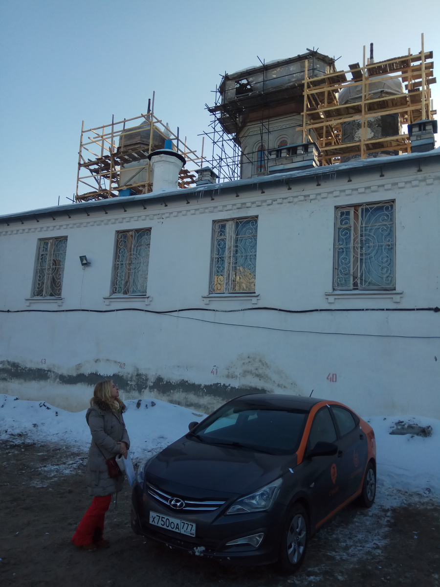 Вот так выглядит штрафстоянка в Самаре (2018 г.). Прячется под стенами монастыря, кстати.