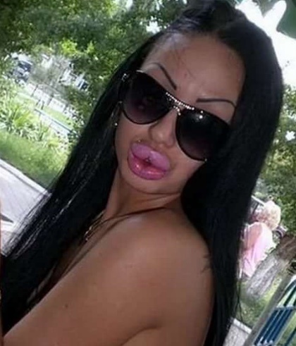 Конечно, я утрирую, такие губы и брови уже давно не в моде. Хотя, все равно это осталось, пусть и в менее гиперболизированной форме. 