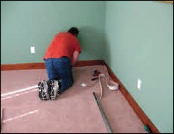 Питер занимается настилкой ковра в детской комнате.